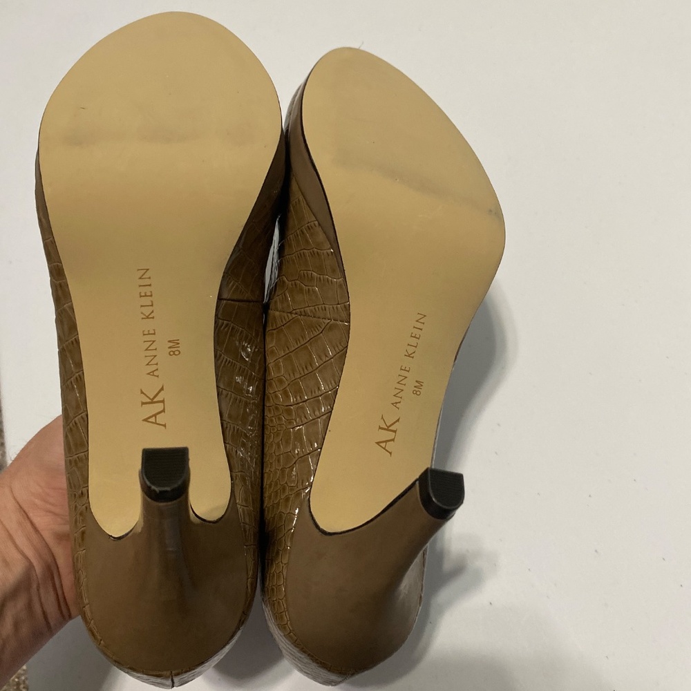 Anne Klein Womens 3” heels 8 brown taupe round toe faux alligator textured heels - Picture 7 of 9